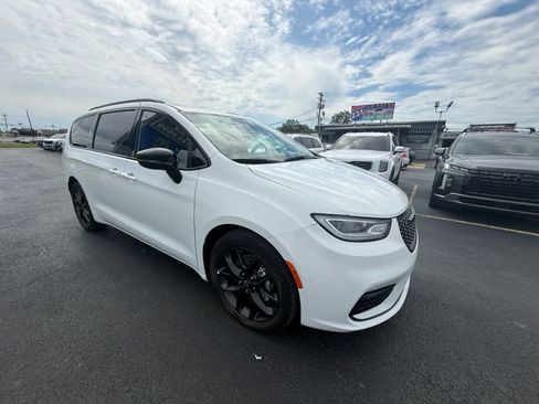 Used 2025 Chrysler Pacifica Limited FWD image 1