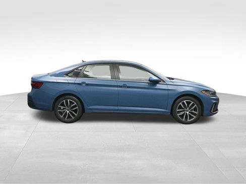 Used 2025 Volkswagen Jetta SE FWD image 6