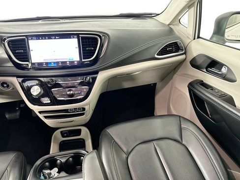 Used 2023 Chrysler Pacifica Touring-L FWD image 26