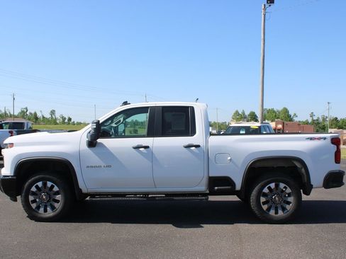 Used 2025 Chevrolet Silverado 2500 Custom w/ Custom Value Package AWD/4WD image 6