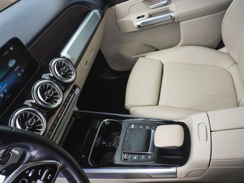 Used 2023 Mercedes-Benz EQB 300 4MATIC image 33