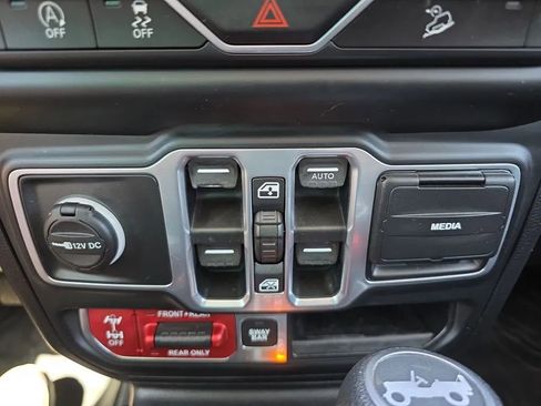 Used 2018 Jeep Wrangler Unlimited Rubicon AWD/4WD image 32