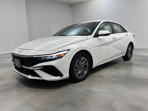 Used 2024 Hyundai Elantra SEL image 3