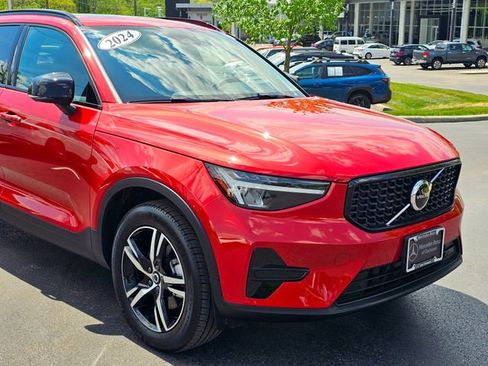 Used 2024 Volvo XC40 B5 Core AWD/4WD image 2