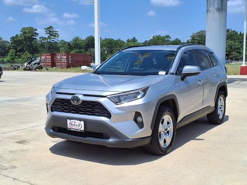 Used 2020 Toyota RAV4 XLE w/ Convenience Package FWD image 3