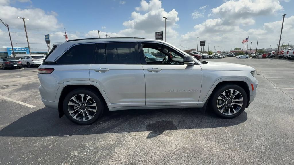 Used 2022 Jeep Grand Cherokee Overland w/ Advanced Protech Group III AWD/4WD image 9