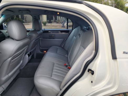 Used 2004 Lincoln Town Car Signature RWD image 13