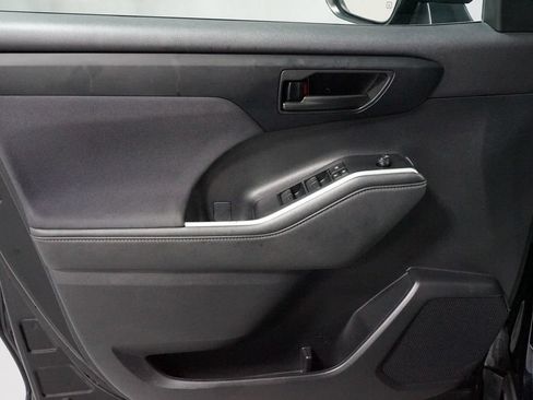 Certified 2024 Toyota Highlander LE FWD image 31