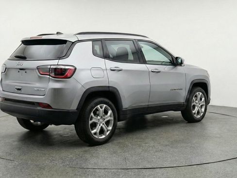 Used 2025 Jeep Compass Latitude AWD/4WD image 9