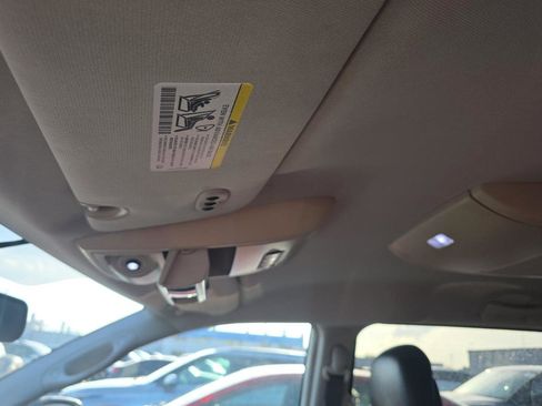 Used 2013 Chrysler Town & Country Touring FWD image 16