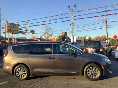 Used 2020 Chrysler Pacifica Touring-L Plus image 6