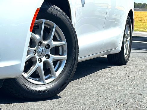 Used 2024 Chrysler Pacifica Touring-L FWD image 3