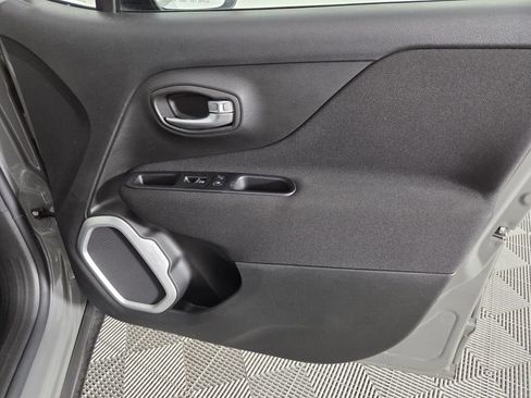 Used 2021 Jeep Renegade Latitude FWD image 33