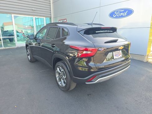 Used 2025 Chevrolet Trax LT w/ LT Convenience Package FWD image 8
