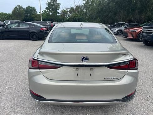 Used 2022 Lexus ES 300h w/ Premium Package FWD image 3