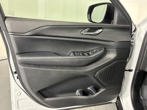 Used 2025 Jeep Grand Cherokee L Laredo image 28