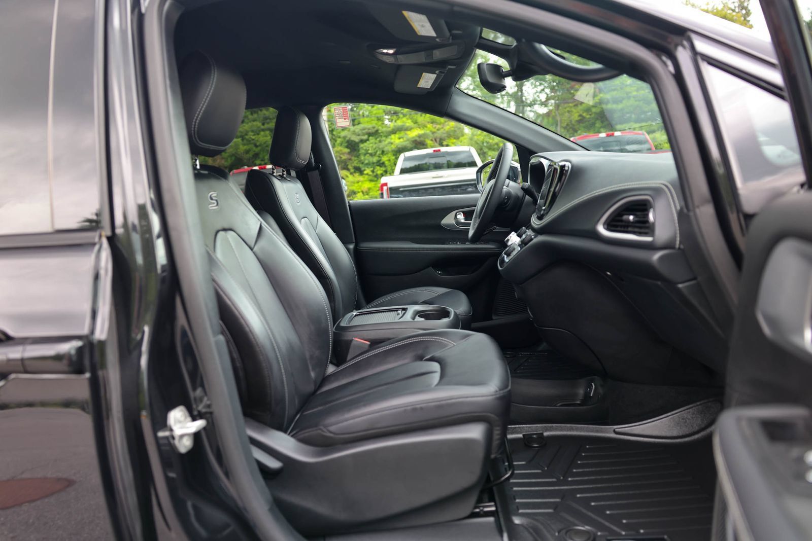 Used 2024 Chrysler Pacifica Limited FWD image 9
