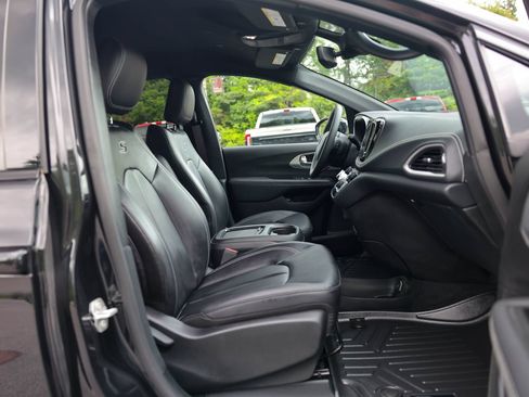 Used 2024 Chrysler Pacifica Limited FWD image 9