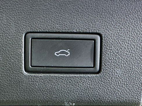 Used 2025 Volkswagen Atlas SE FWD image 30