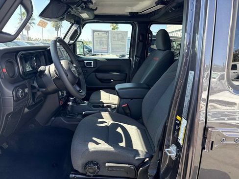Certified 2025 Jeep Wrangler Unlimited Rubicon w/ Convenience Group AWD/4WD image 13