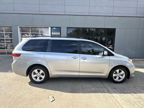Used 2015 Toyota Sienna LE image 25