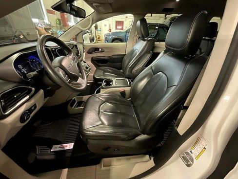 Used 2022 Chrysler Pacifica Touring-L image 4