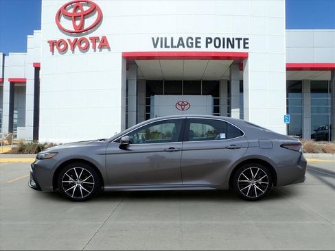 Used 2023 Toyota Camry SE image 2