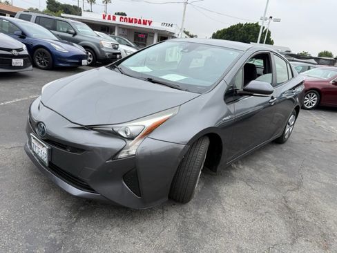 Used 2017 Toyota Prius Two w/ Prius Two Safety Plus Package FWD image 2
