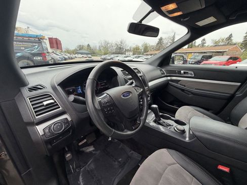 Used 2017 Ford Explorer XLT w/ Equipment Group 202A AWD/4WD image 10