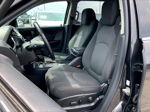 Used 2017 Chevrolet Traverse LT w/ Style and Technology Package FWD image 20