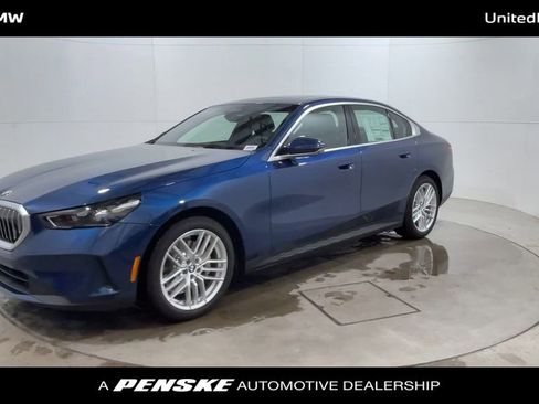 Used 2025 BMW 530i xDrive w/ Premium Package image 4