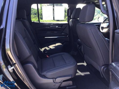 Used 2025 Chevrolet Traverse LT image 13