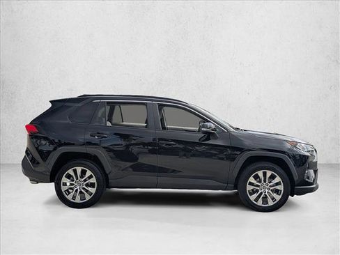 Used 2020 Toyota RAV4 XLE Premium image 4