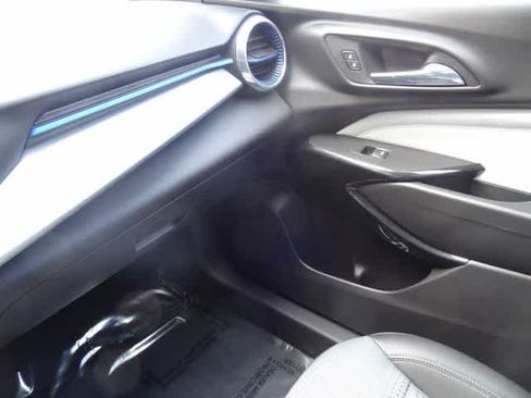 Used 2025 Chevrolet Trax LT FWD image 31