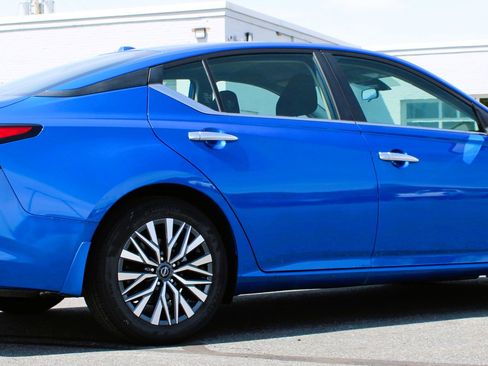 Used 2025 Nissan Altima 2.5 SV FWD image 7