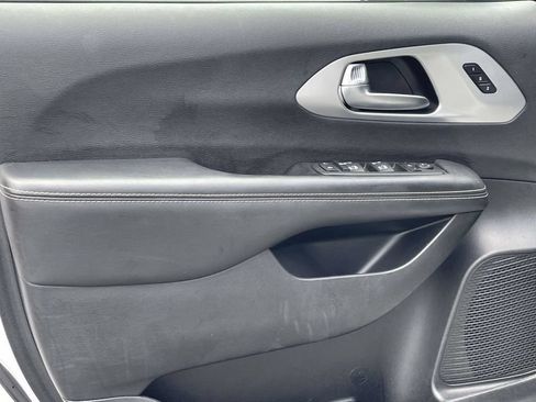 Certified 2025 Chrysler Pacifica Limited FWD image 27