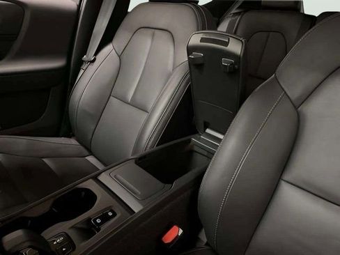 Used 2025 Volvo XC40 B5 Core image 26