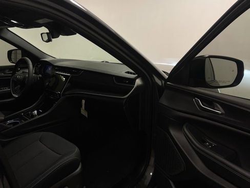 Used 2024 Jeep Grand Cherokee Laredo X w/ Trailer Tow Package image 23