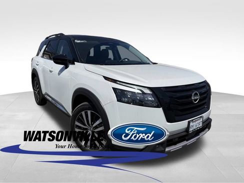 Used 2025 Nissan Pathfinder Platinum w/ Black Appearance Package AWD/4WD image 1