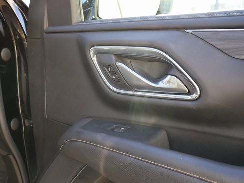 Used 2022 GMC Yukon SLT w/ SLT Premium Package image 8