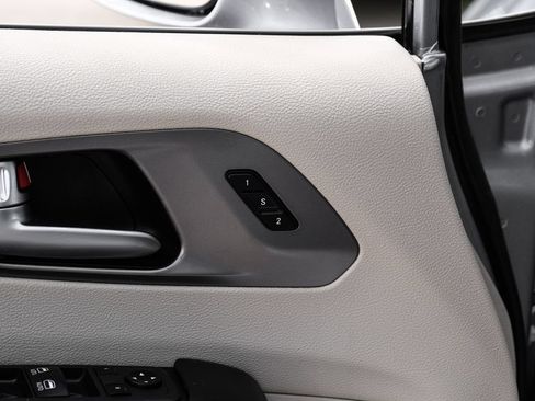 Used 2021 Chrysler Pacifica Touring-L FWD image 48