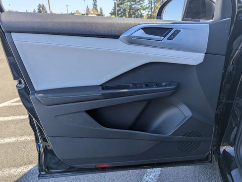 Used 2025 Volkswagen Taos SE w/ Panoramic Sunroof Package AWD/4WD image 10