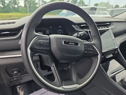 Used 2023 Jeep Grand Cherokee Laredo AWD/4WD image 9