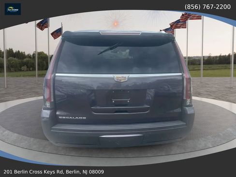 Used 2017 Cadillac Escalade Luxury RWD image 3