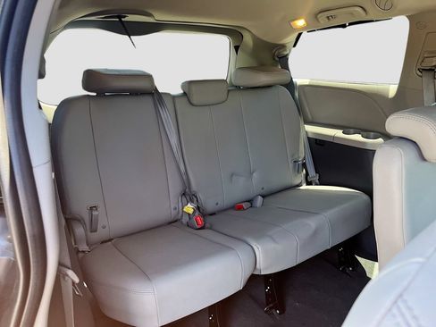 Used 2020 Toyota Sienna XLE FWD image 25