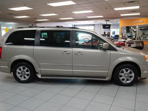 Used 2009 Chrysler Town & Country Touring FWD image 13