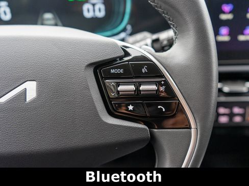 Certified 2025 Kia Niro EX image 18