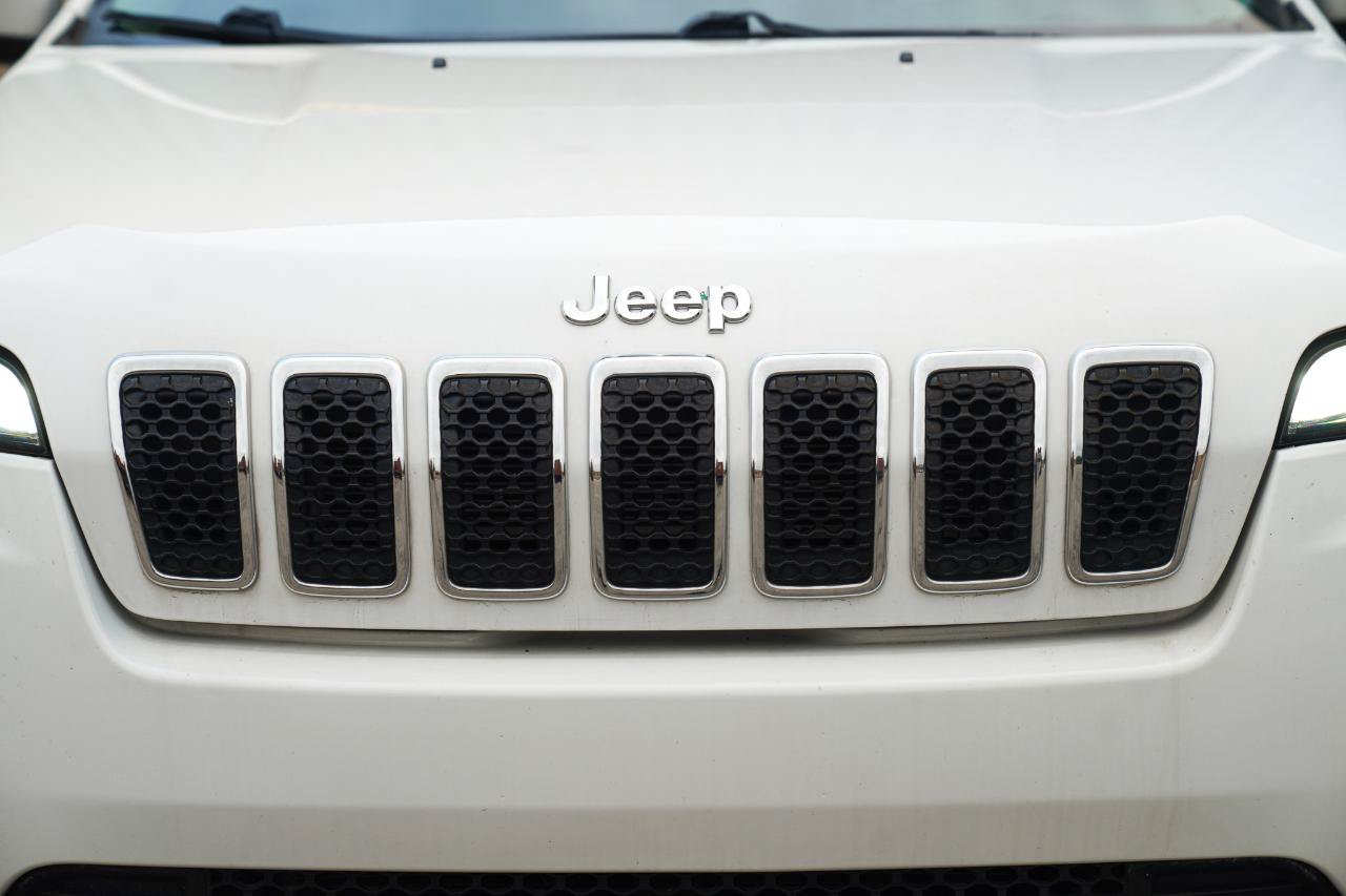 Used 2019 Jeep Cherokee Latitude Plus w/ Cold Weather Group AWD/4WD image 4