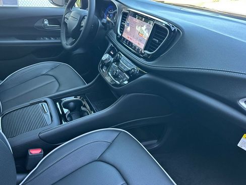 New 2027 Chrysler Pacifica Limited FWD image 17
