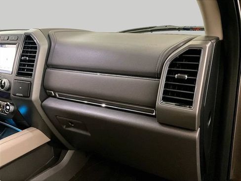 Used 2019 Ford Expedition XLT w/ Equipment Group 202A AWD/4WD image 16